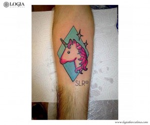 tatuaje-brazos-unicornio-color-logia-barcelona-larosa            